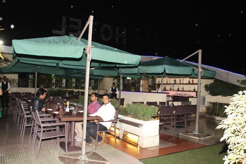 Ambience Executive Hotel Pimpri-Chinchwad Restaurant photo